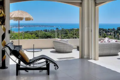 Image de Villa with panoramic view over the Cap d'Antibes swimming pool in lush greenery.