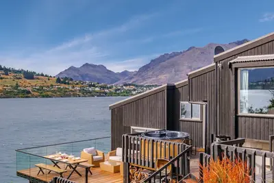 Image de Queenstown Lakefront Dream | 3 Bed | Hot Tub | Bbq
