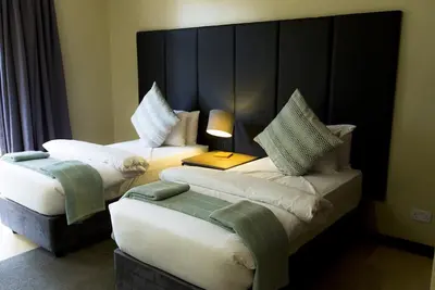 Image de Spacious Modern Room!