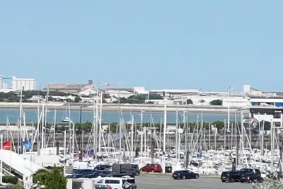 Image de appartement 40 m2 avec piscine en copropriété jolie vue sur le port des Minimes