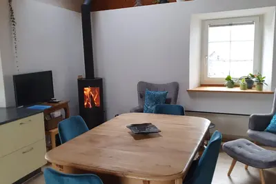 Maisonnette avec terrasse et couvert à voiture