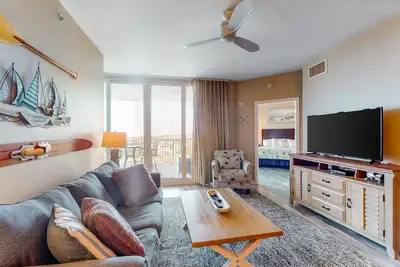 Image de Seventh floor inviting, open condo w/ shared pool/hot tub near everything