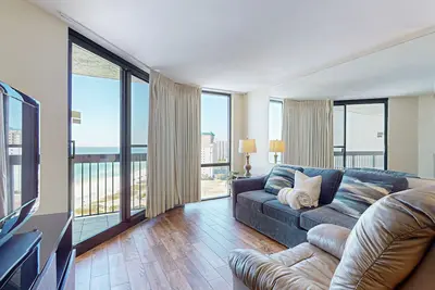 Image de 16th floor condo with shared on-site pools, hot tub, restaurant, and bar