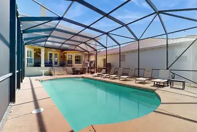 Image de Pretty Home Sleeping 14 Dog-Friendly, Private Screened-in Pool & Sundeck