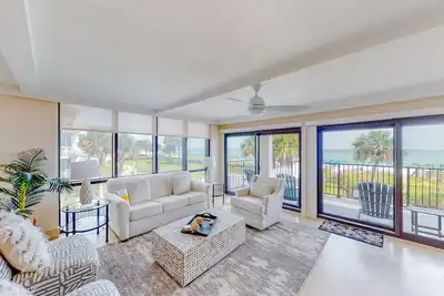 Image de Second floor Gulf front condo with ocean views, central Ac, and access to pool