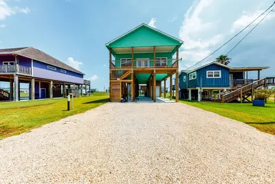 Image de Beautiful newly constructed home with bay/beach views – short walk