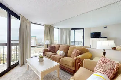 Image de 14th Floor Airy Condo, On-site bar & restaurant, Pool w/ splash pad