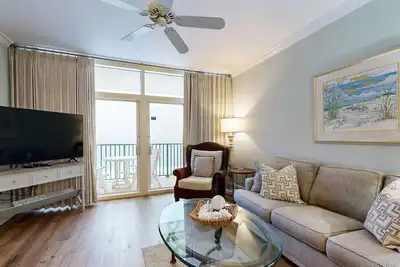Image de Open & airy 11th-floor condo - close to dining