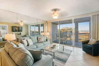 Image de Gorgeous bay view condo, beach setup & bicycles included, Close to shopping