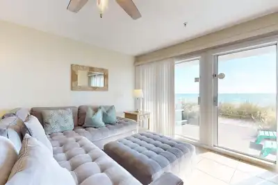 Image de Oceanfront Condo w/ Ac, WiFi, Shared Pool, & Seasonal Beach Service Rentals