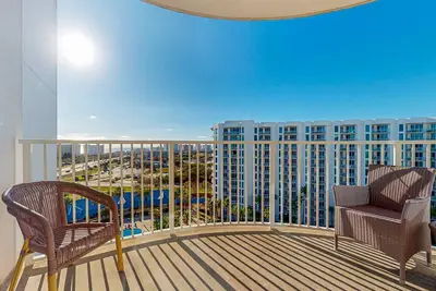 Image de 10th floor condo w/ water and pool views, private balcony, shared amenities