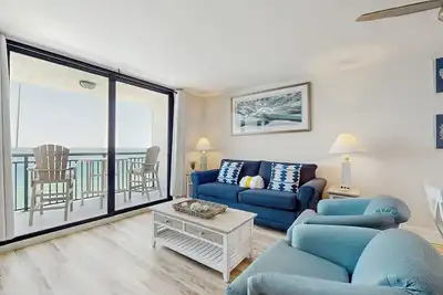 Image de Spacious oceanfront condo with pool on-site, ocean view, WiFi & central Ac