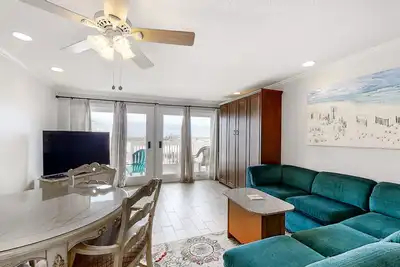 Image de Spacious Condo, Private Wi-Fi, Bike to beach, Near shops and dining