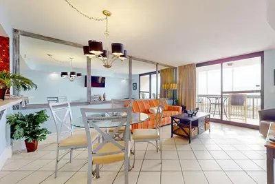 Image de Gulf-Front Condo w/ Lovely Gulf View, Beach Access & Shared Pool/Hot Tub/Gym