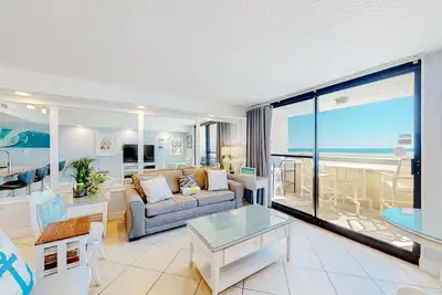 Image de 2nd-floor stunning condo with multiple pools, splash pad, & Gulf-front