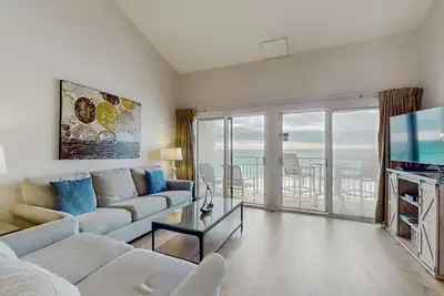 Image de Stunning third-floor condo with balcony, washer/dryer & pool