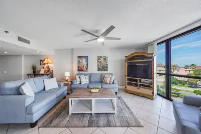 Image de Renovated 5th-Floor Condo w/Private Beach, Balcony, Shared Pool/Clubhouse/Tennis