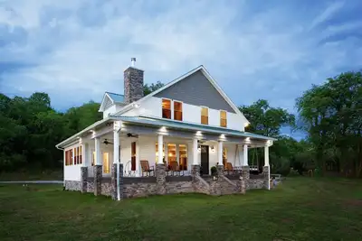 Image de Beautiful Farmhouse On 180 Acre Farm on Caney Fork River ~ Natural Retreat!