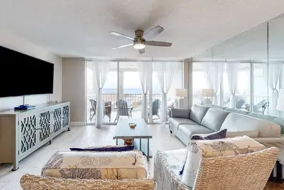 Image de 4th Floor Comfortable bay view Condo, Beach setup & bicycles included