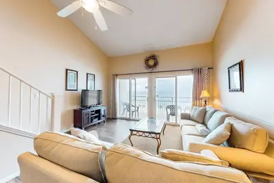 Image de Oceanfront condo with Ac, WiFi, pool & seasonal beach service