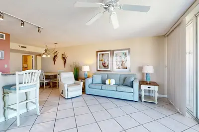Image de Beautiful 3rd-floor condo w\/shared hot tub & pool close to beach\/restaurants