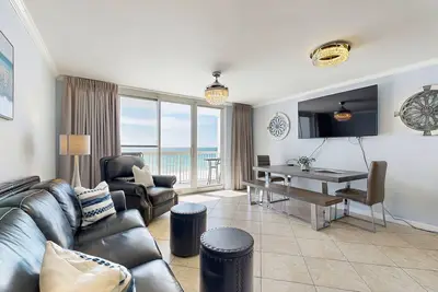 Image de Beachfront, 5th-floor condo with amazing views, pools, hot tub, & gyms