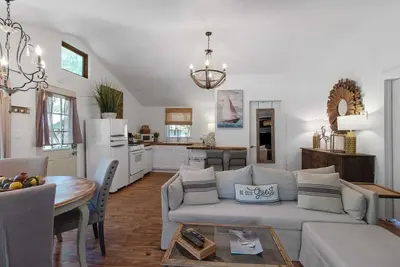 Image de Emerald Cottage with kayaks & canoes & firepit & large deck