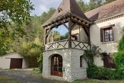 Image de Grande maison de campagne sans piscine mais avec des acres de bois et de jardins