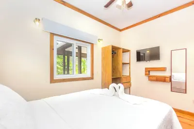 Image de Spacious condo unit in West End paradise!