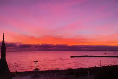 Image de Le Phare De La Croix pleine vue mer, centre ville et plages à pied