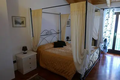 Image de Gorgeous two-story fully self-contained apartment in the center of town.