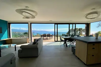 Image de Villa haut de gamme avec passage secret, splendide vue mer et piscine chauffée.