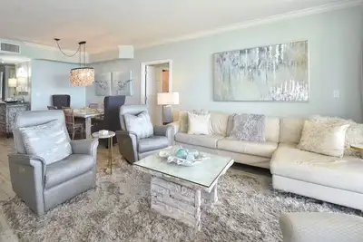 Image de Beautiful Beachfront Condo w/ Onsite Spa, Restaurant, Gym & More in Destin! 🐚