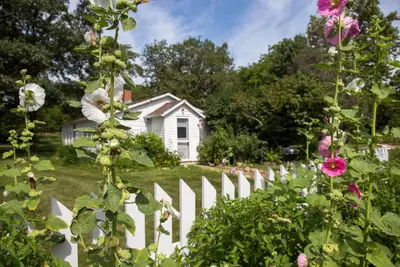 Image de Hollyhock Cottage at Whiterock Conservancy