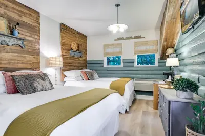 Image de Sunshine Suite | Downtown Square + Creek Access