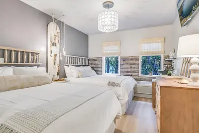 Image de Tranquility Suite | Quiet Downtown Wimberley Cabin