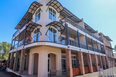 Image de Penthouse apartment located less than a block away from square