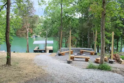 Image de New rustic 5 Br lake house with dock