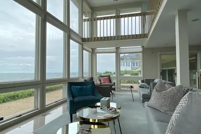 Image de Breathtaking Oceanfront Home with Pool.