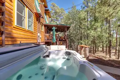 Image de Hot Tub + Games! Lakeside ‘Sherwood Forest Cabin’