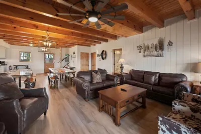 Image de Awesome View Lodge! Perfect for Weddings and Reunions!