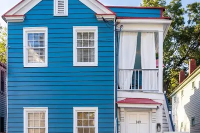 Image de Beautifully Restored  Downtown Apartment