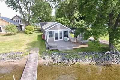 Image de Sunset Point West facing cottage. Amazing spot Right on the water! ! !