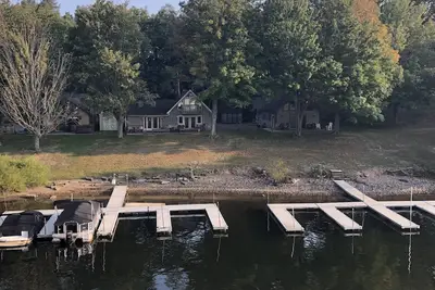 Image de Lakefront house with great kitchen, fireplace, and deck.