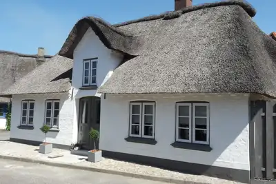 Image de Thatched cottage with sauna house in North Friesland