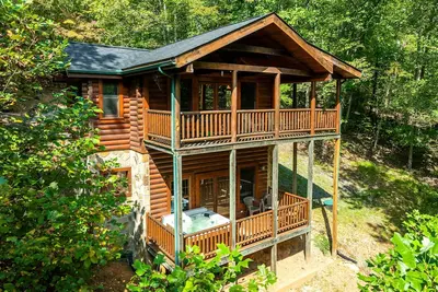 Image de Briar Brook - Private Smoky Mtn Luxury Full Log Home w /2 Fireplaces on 3 acres