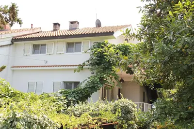 Image de Appartement de vacances Malinska pour 1 - 4 personnes avec 2 chambres à coucher - Maison jumelée