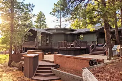 Image de *Peace+Pines Paradise* - Cozy Luxury in the Forest