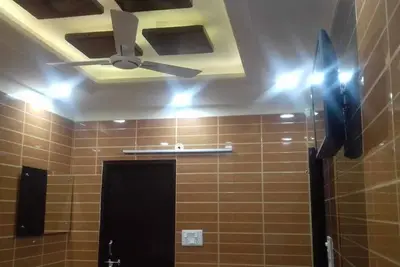 Image de Posh south delhi foreigners area, cream location and very safe for females