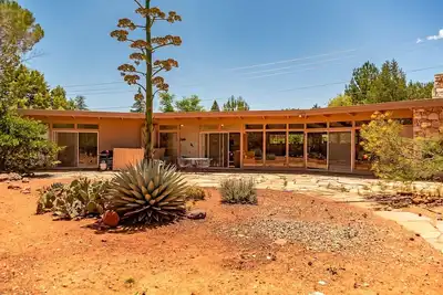 Image de Secluded charmer in the middle of Uptown offers privacy and quiet with great